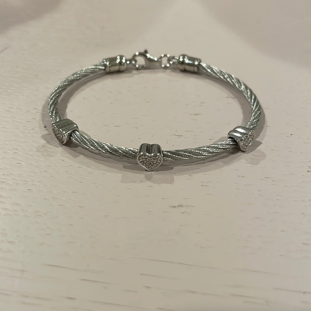 Silver clasp bracelet with 3 hearts, not real silver